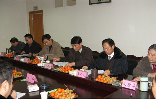 圖為丁二中副理事長在達(dá)州市殘聯(lián)與基層信訪干部座談 圖為丁二中副理事長在達(dá)州市殘聯(lián)與基層信訪干部座談