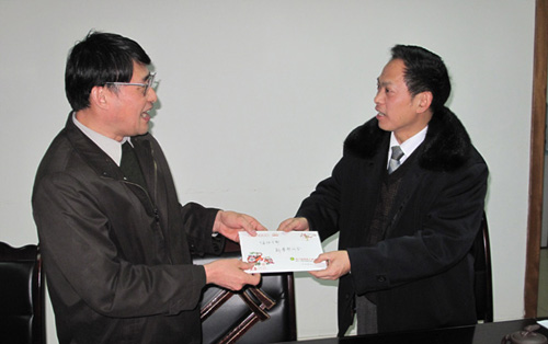圖為丁二中副理事長向達(dá)州市殘聯(lián)送去信訪干部新春慰問金 圖為丁二中副理事長向達(dá)州市殘聯(lián)送去信訪干部新春慰問金